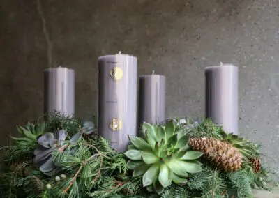 Adventskranz grau mit Hauswurz