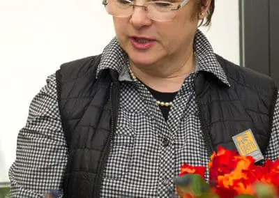 Cerrin Speth Floristin Bei Der Arbeit