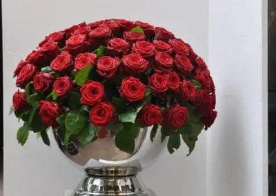 Kelch mit roten Rosen