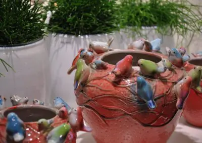 Keramikgefaesse Mit Voegeln Bunt