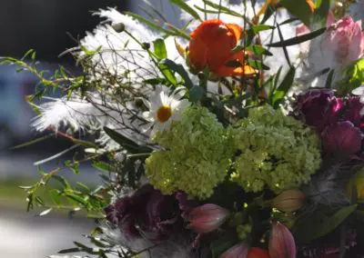 Luftiger Strauss bunt mit Federn F2